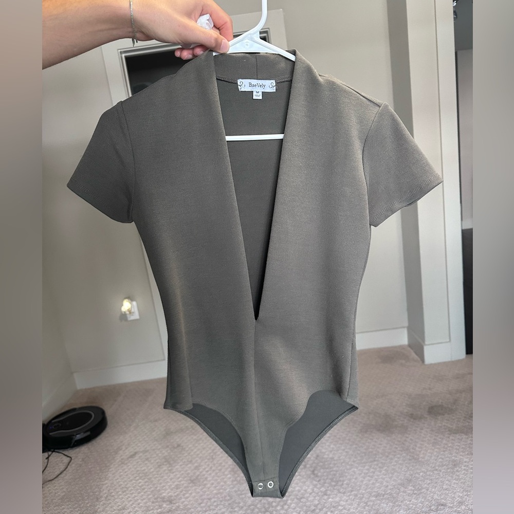 Barely worn, women’s dark green body suit! In great condition & very flattering.